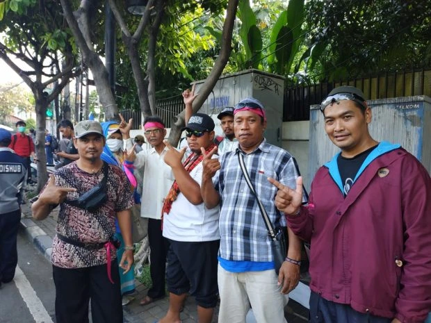 Massa Buruh Dari Klaten Datangi Kantor KPU Menuntut Pemilu Jujur